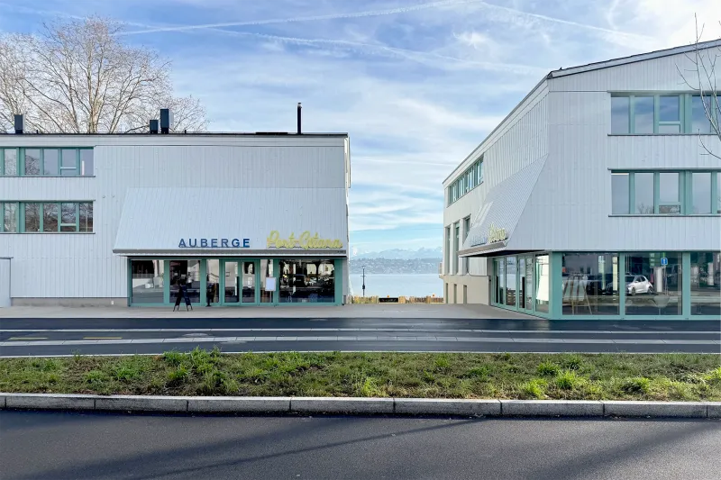 Bâtiment communal et Auberge-restaurant Port Gitana, Bellevue – Le parvis et le passage côté route – atelier ba.le